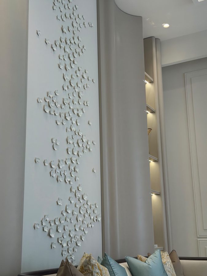 Sculpted white feature wall between curved columns