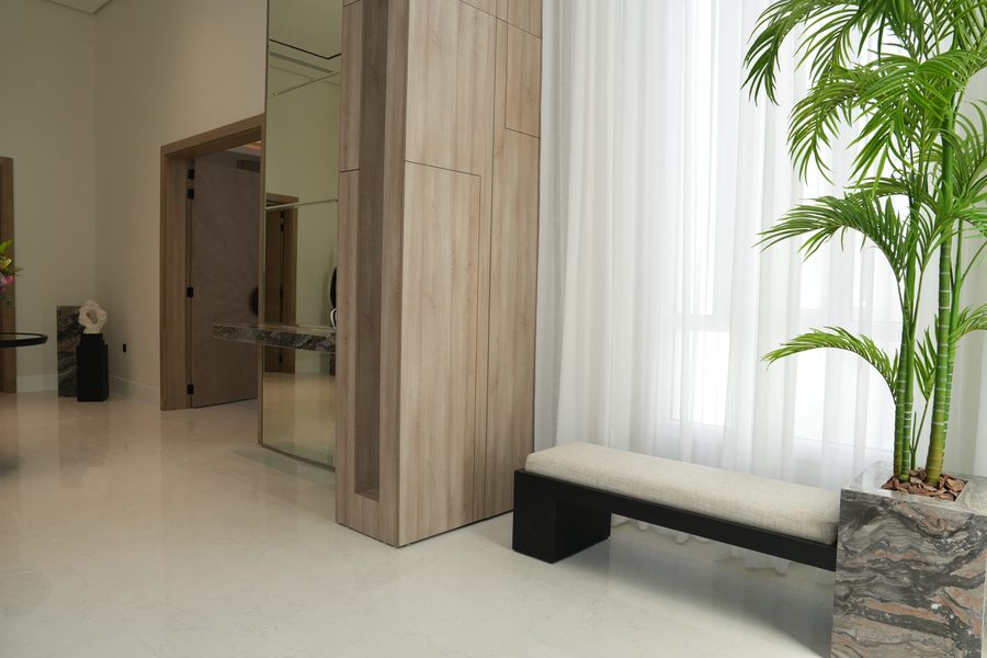 Hallway with a bench, palm and walnut cladding